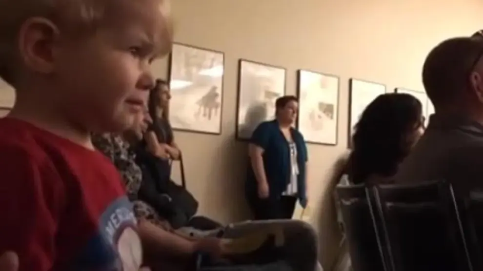 Este niño no puede evitar llorar al escuchar la música de Beethoven