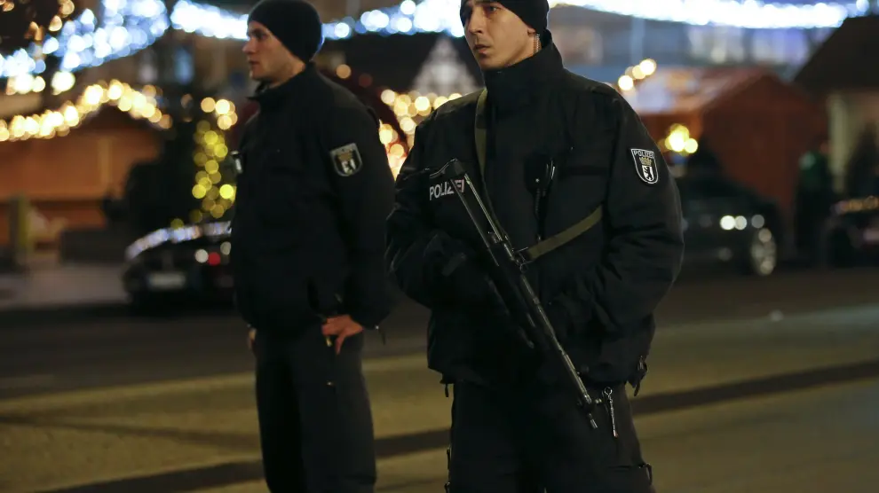 Agentes de la Policía alemana en el mercado navideño en el que se ha producido el suceso.