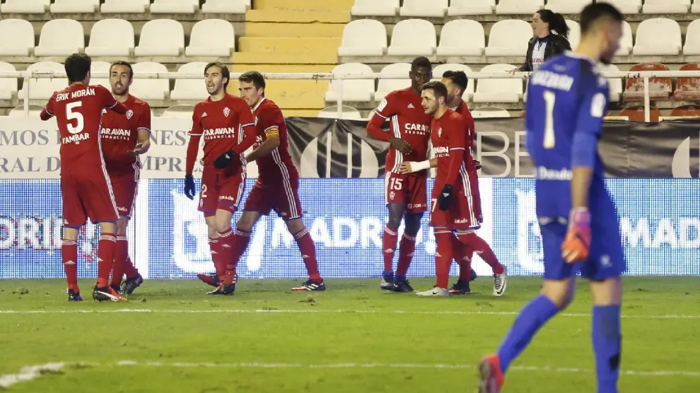 Los jugadores del Real Zaragoza celebran en Vallecas la consecución del 0-2.