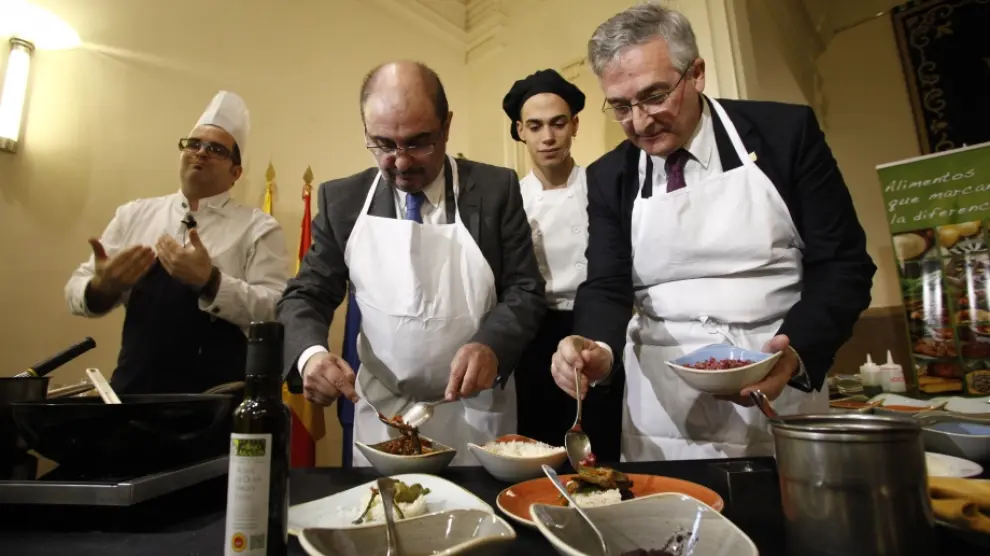 Lambán y Olona han participado en un 'show cooking' de alimentos de Aragón.