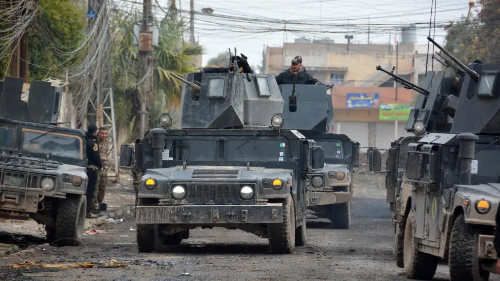 Las fuerzas iraquíes patrullan Mosul en una operación contra el Estado Islámico.