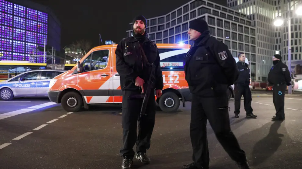 Policías en el mercado navideño de Berlín.