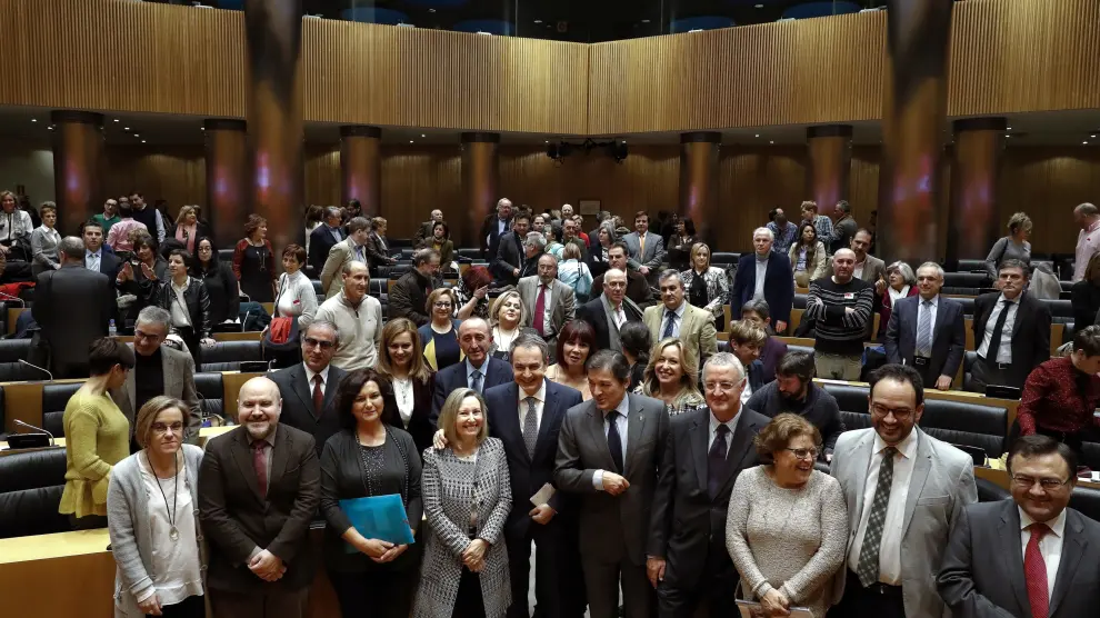 Zapatero, ovacionado por su grupo en el Congreso