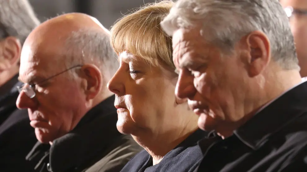 La canciller Angela Merkel acompañada por Norbert Lammert y Joachim Gauck.
