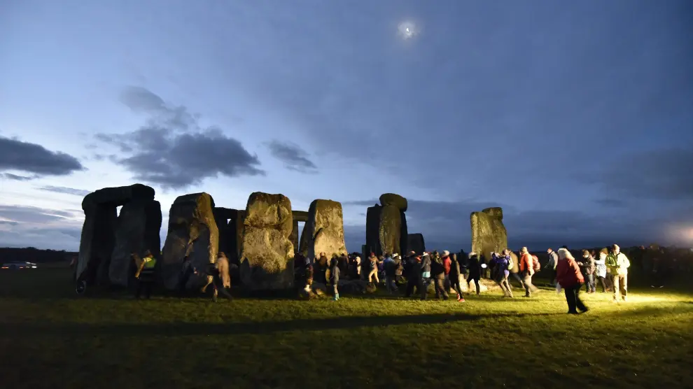 Miles de personas celebran el solsticio de invierno en Stonehenge.