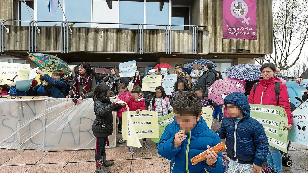 Protesta en un colegio aragonés durante el proceso del curso pasado.