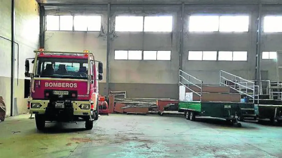 El Ayuntamiento de Utrillas aprobó el pasado mes de septiembre ceder a la Diputación Provincial una nave lista para acoger el nuevo parque de bomberos. En las instalaciones en la fotografía ya se guarda desde hace una década el vehículo que se utiliza en la zona en casos de emergencia.