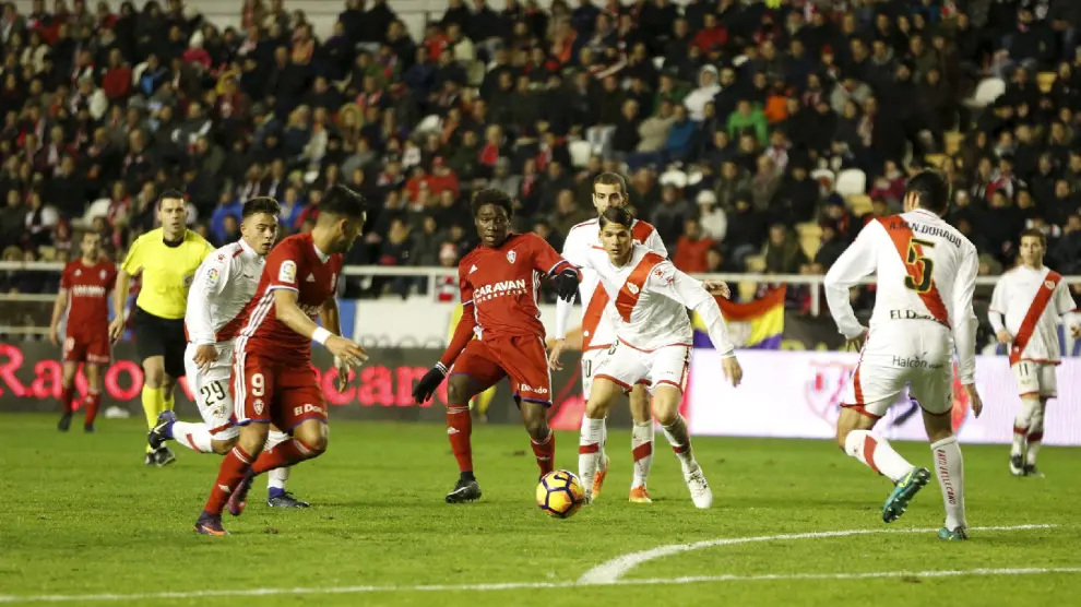 Dongou combina con Ángel en la acción que dio lugar al 0-1 el pasado domingo en Vallecas, gol que marcó en propia puerta el rayista Alex Moreno tras un error garrafal del portero Gazzaniga.