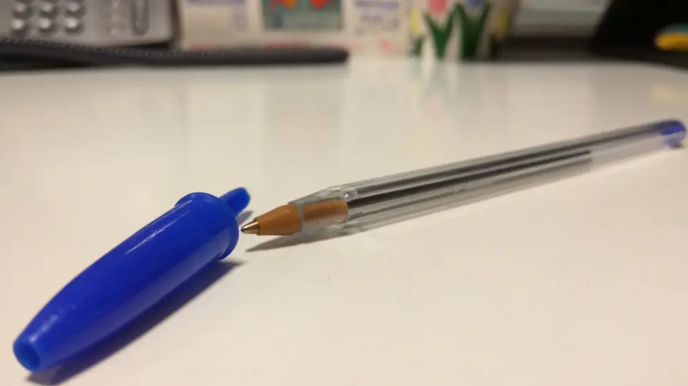 Todos los tapón de bolígrafos bic tienen un orificio en el extremo.