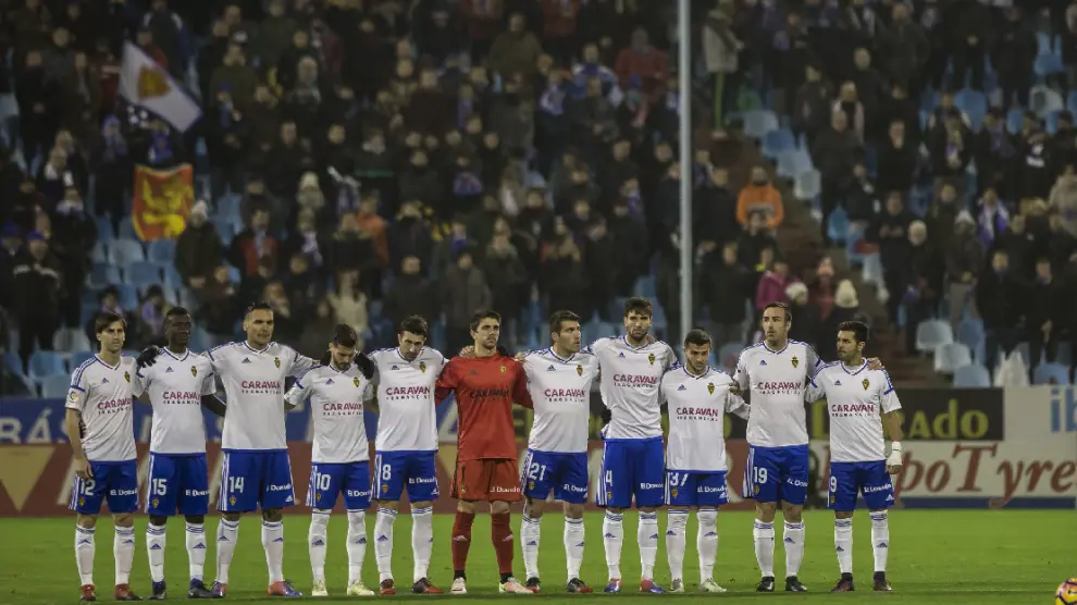 El equipo zaragocista, antes de comenzar el último partido ante el Real Oviedo en La Romareda, con la grada del Fondo Norte a sus espaldas.