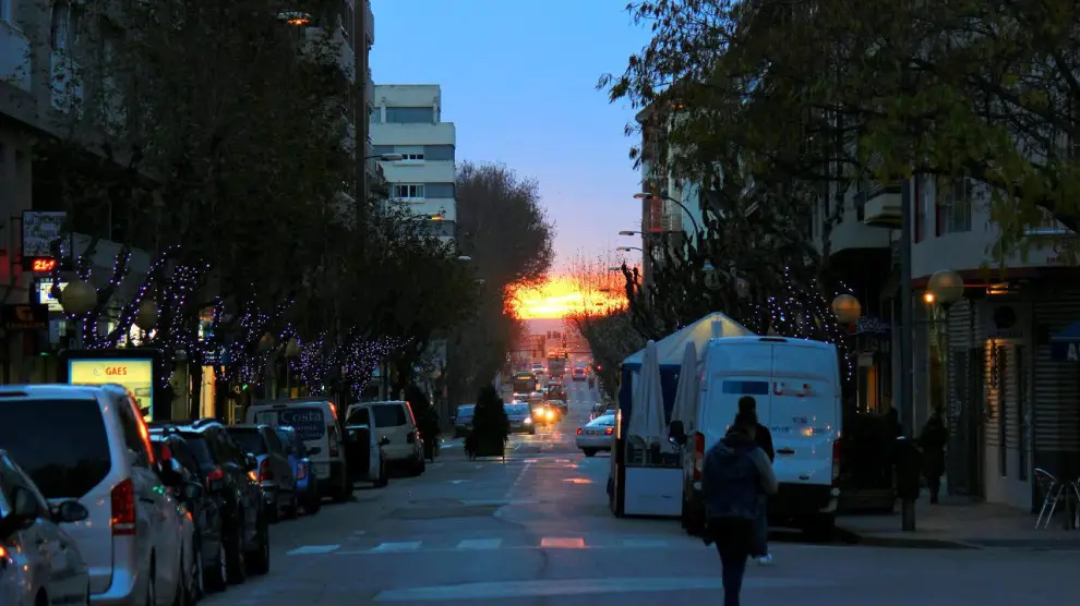 La puesta de sol al final de la avenida de Martínez de Velasco.