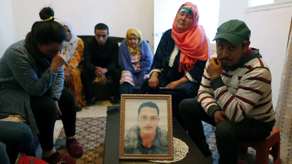 La madre del presunto terrorista de Berlín junto a sus familiares, muestra la foto de su hijo