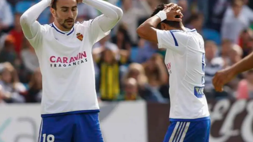 Ángel y Juan Muñoz, los dos delanteros que más minutos han jugado durante lo que va de temporada en la línea de ataque del Real Zaragoza, lamentan un error en un partido en La Romareda.