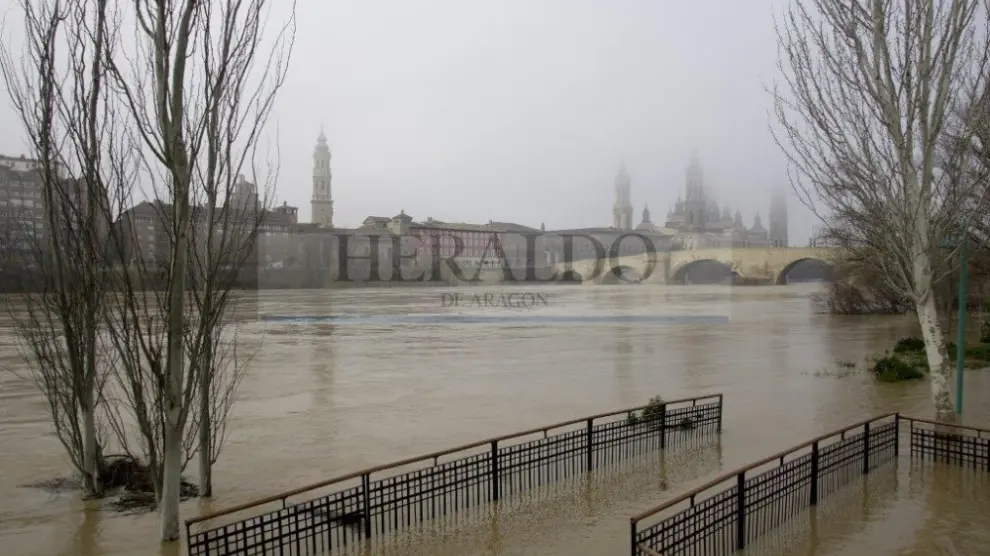 Crecida del río Ebro a su paso por Zaragoza en enero de 2009.