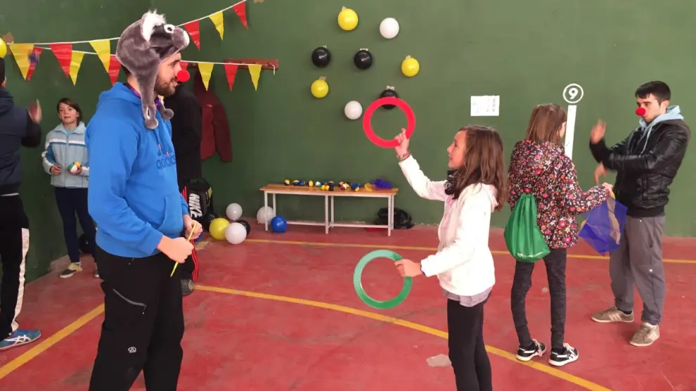 Niños del CRA Sierra de Albarracín y alumnos de Magisterio aprenden juntos circo.