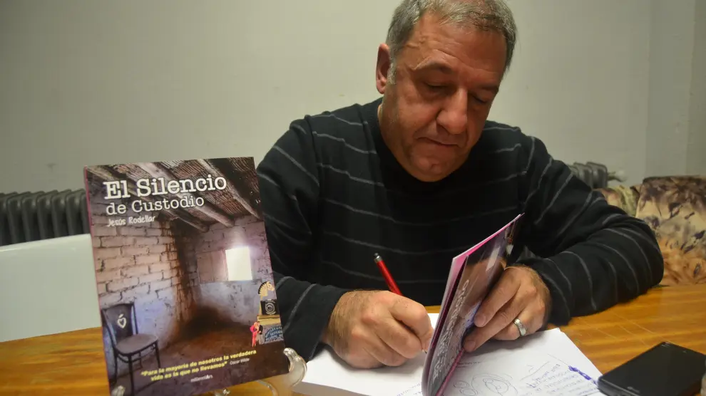 Jesús Rodellar firmando ejemplares de su primera novela en su presentación en Pomar de Cinca