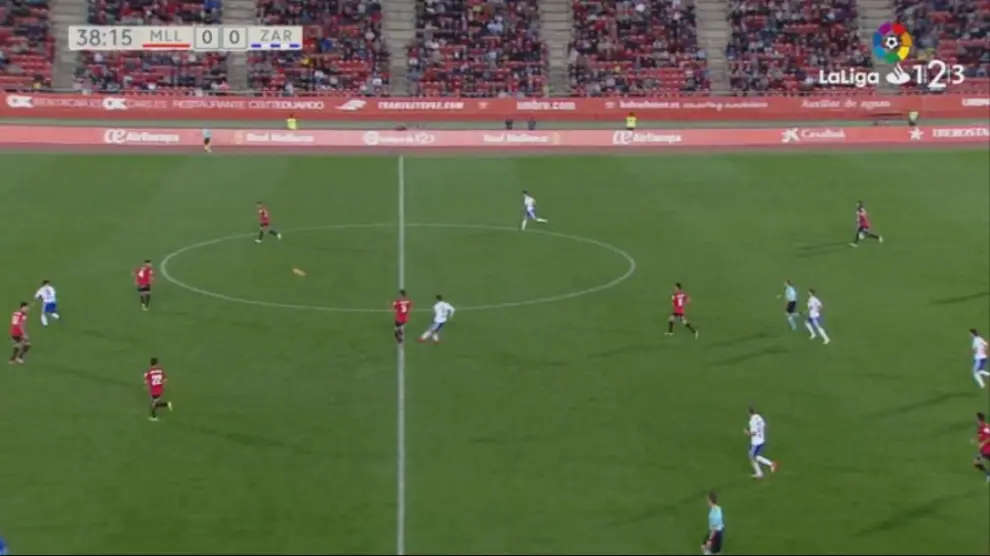 Captura de televisión en la que se recoge el momento en el que Juan Muñoz golpea el balón en vaselina para anotar el 0-1 en el Real Mallorca-Real Zaragoza de hace dos meses en Son Moix. Lo hizo desde más de 52 metros de distancia.