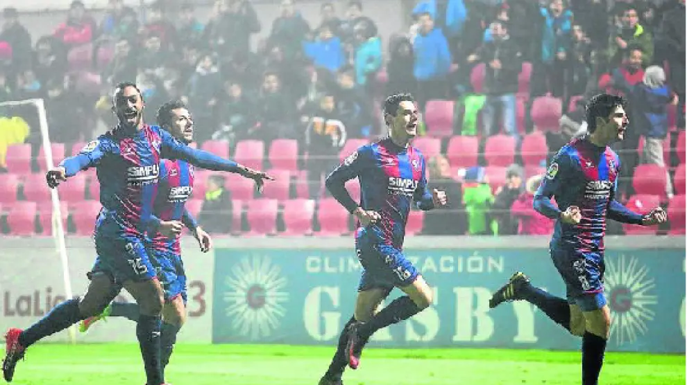 Carlos Akapo, Borja Lázaro, César Soriano y Gonzalo Melero (de izq. a derecha) en la celebración de un gol en El Alcoraz.