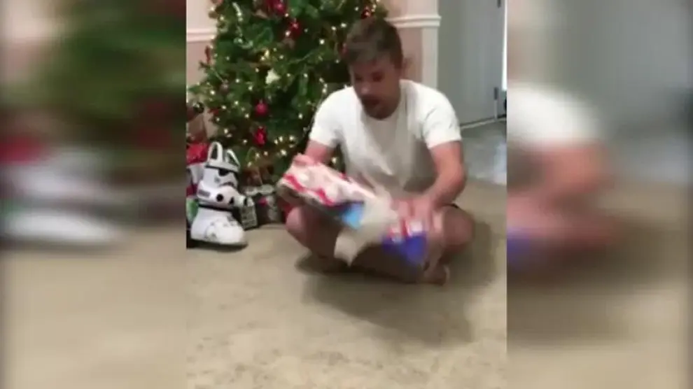 Brutal ataque de un gato a su dueño cuando este abría un regalo