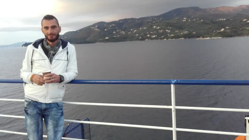Wael viajó en barco de Grecia a Italia, y de ahí a Barcelona.
