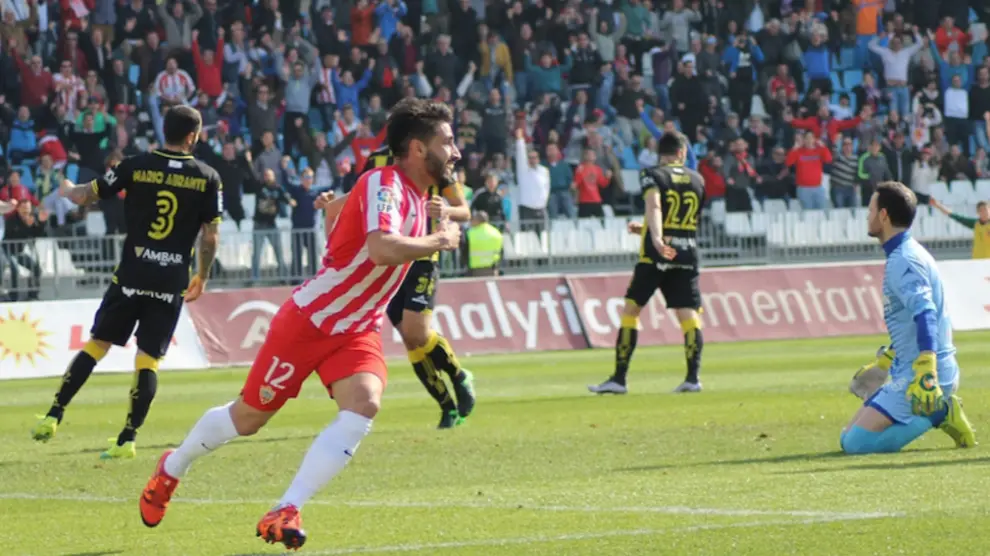 Chuli celebra uno de los dos goles que le marcó el año pasado al Real Zaragoza en el estadio de los Juegos Mediterráneos, cuando el Almería vencío 2-1 a los aragoneses.