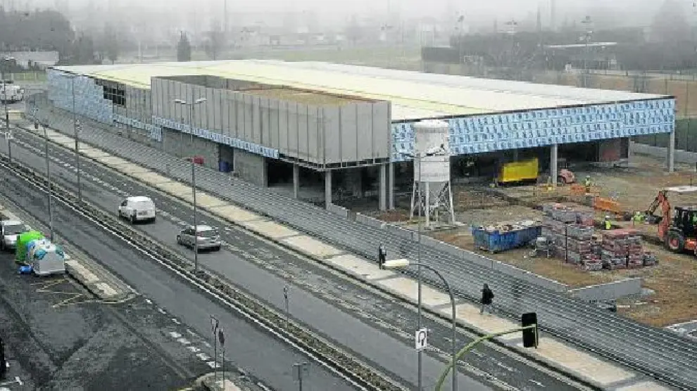 Obras de construcción de la nueva tienda de Mercadona donde estaba la gasolinera Niágara.
