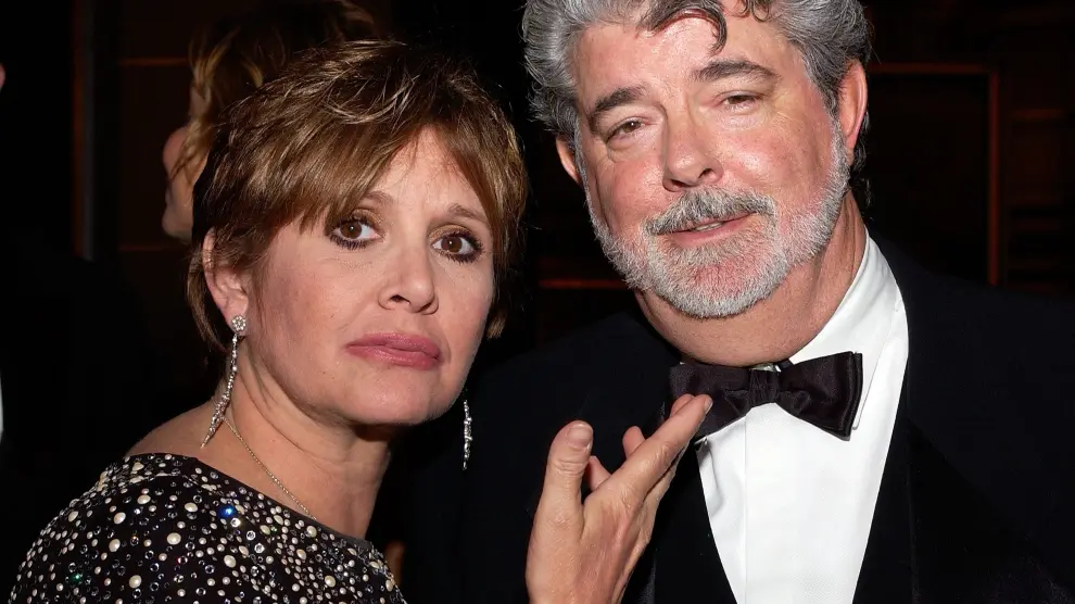 Carrie Fisher junto a George Lucas.
