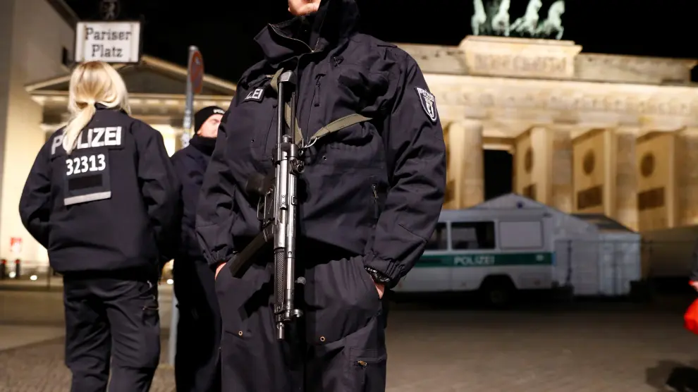 Miembros de la policía de Berlín junto a la Puerta de Brandemburgo.