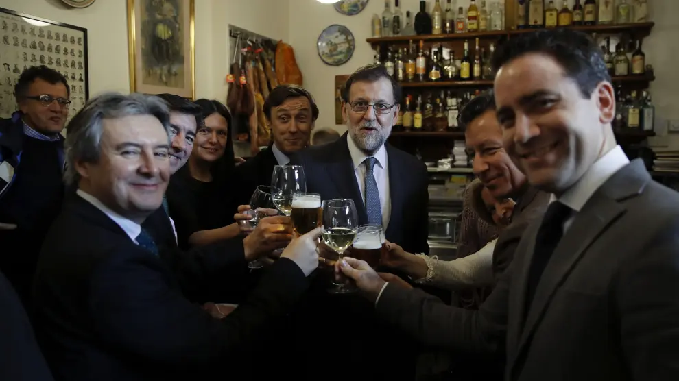 Mariano Rajoy junto a varios parlamentarios de su formación tras la reunión del grupo en el Congreso.