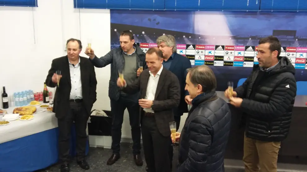 Los dirigentes y ejecutivos del Real Zaragoza en el momento del brindis de fin de año junto a la prensa, este jueves en la Ciudad Deportiva.
