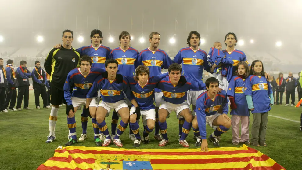 La selección de Aragón, en el partido disputado en La Romareda en 2006.