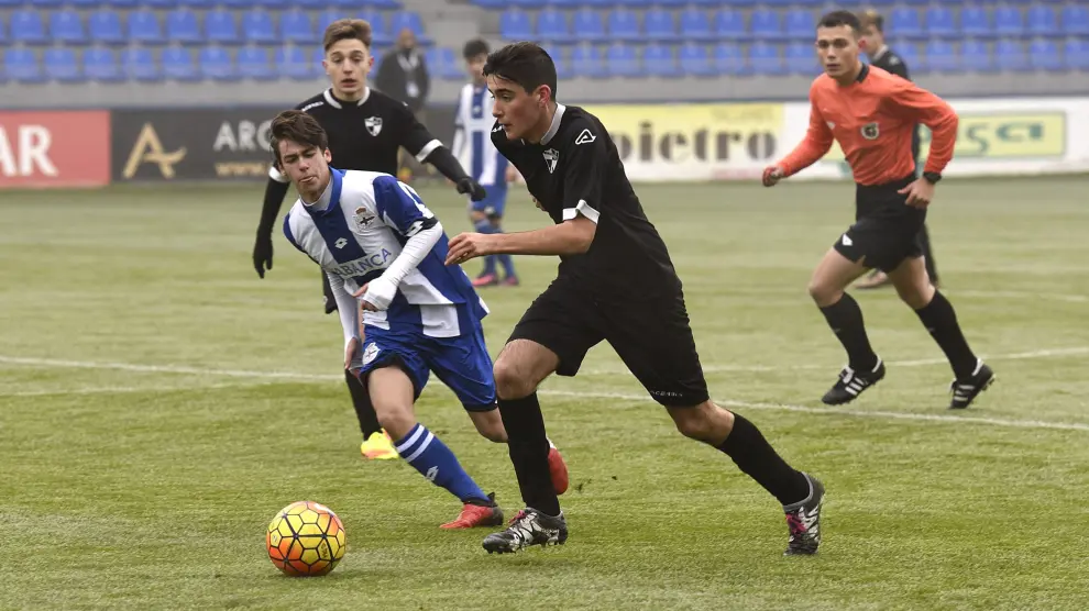 Un jugador del Ebro avanza con el balón, ayer en El Alcoraz.