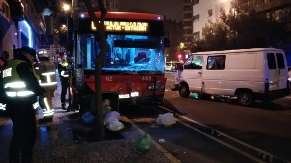 Accidente entre una furgoneta y un bus urbano en Camino de las Torres.
