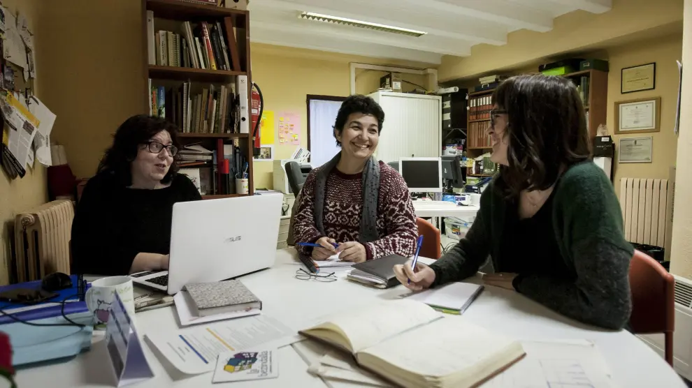 Elena Enciso, Mari Carmen Martínez y Tamara Marín en la sede de La Bezindalla, en Oliver