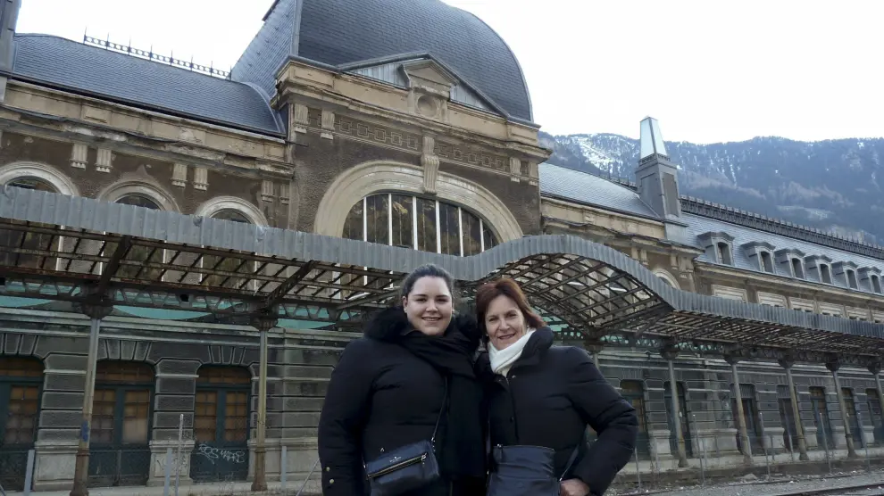 Patricia Schwebel y su hija Verónica hicieron el viaje desde Texas (Estados Unidos) y París hasta Canfranc