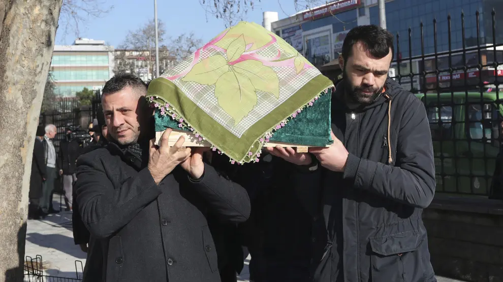 Familiares de una de las víctimas de la discoteca portan su féretro en Estambul