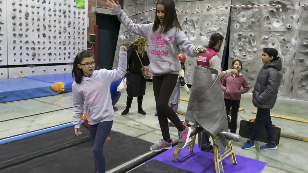 Los niños pueden practicar equilibrismo y también escalar por un rocódromo en el Guirigay Plus.