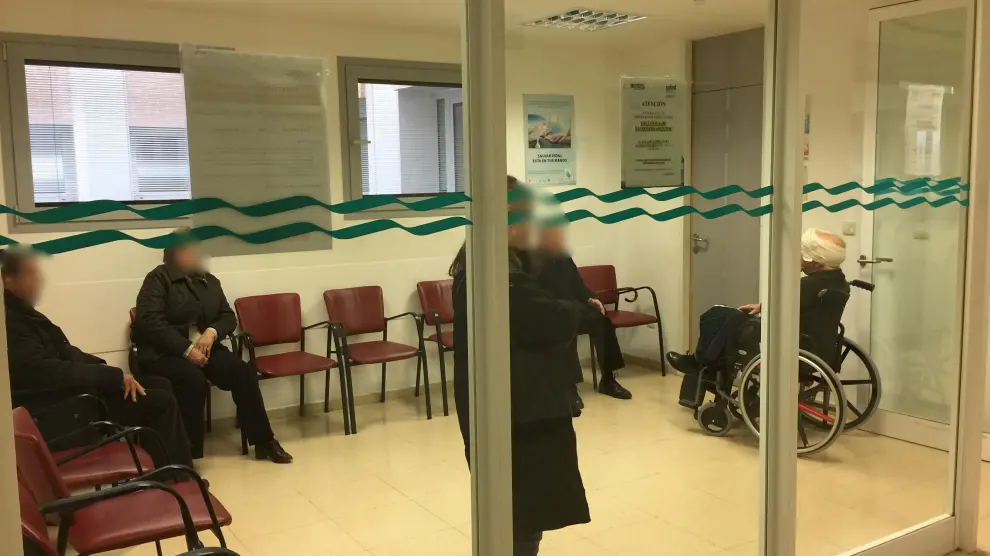 Pacientes en la sala de espera de urgencias del Hospital de Barbastro.