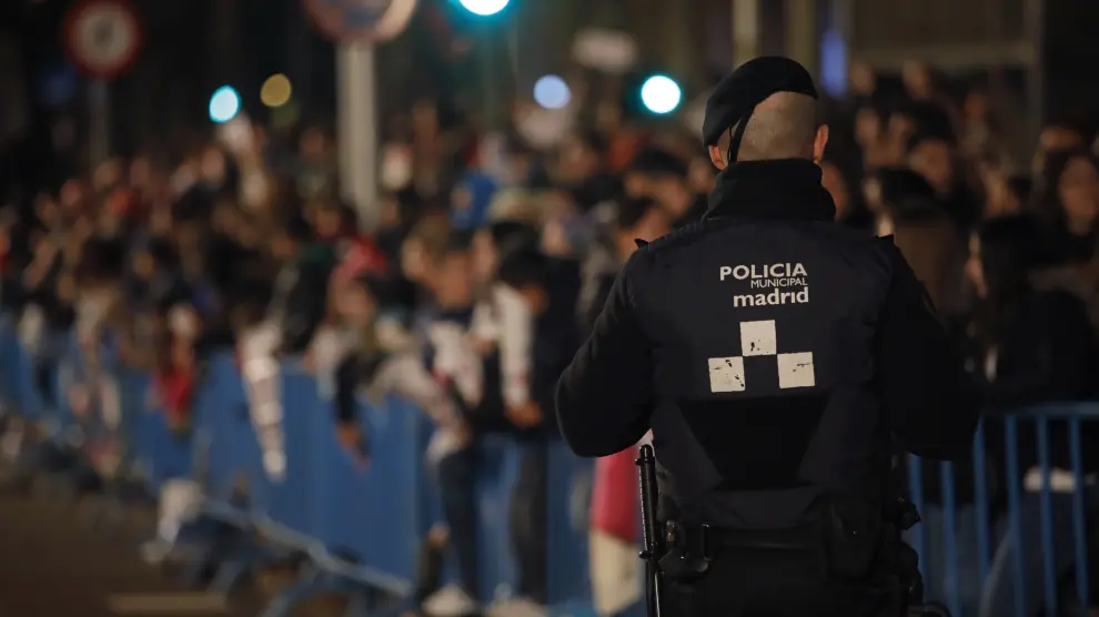 Un policía local vigilando la cabalgata de Madrid.