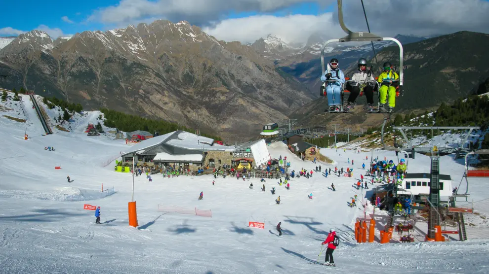 Varios esquiadores disfrutando de una jornada en las pistas de Cerler.