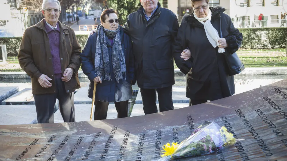 David González, Jacoba Paredes, Abilio Saz y María Pilar López, padres de dos sargentos muertos en el Yak, en el Memorial de Zaragoza.