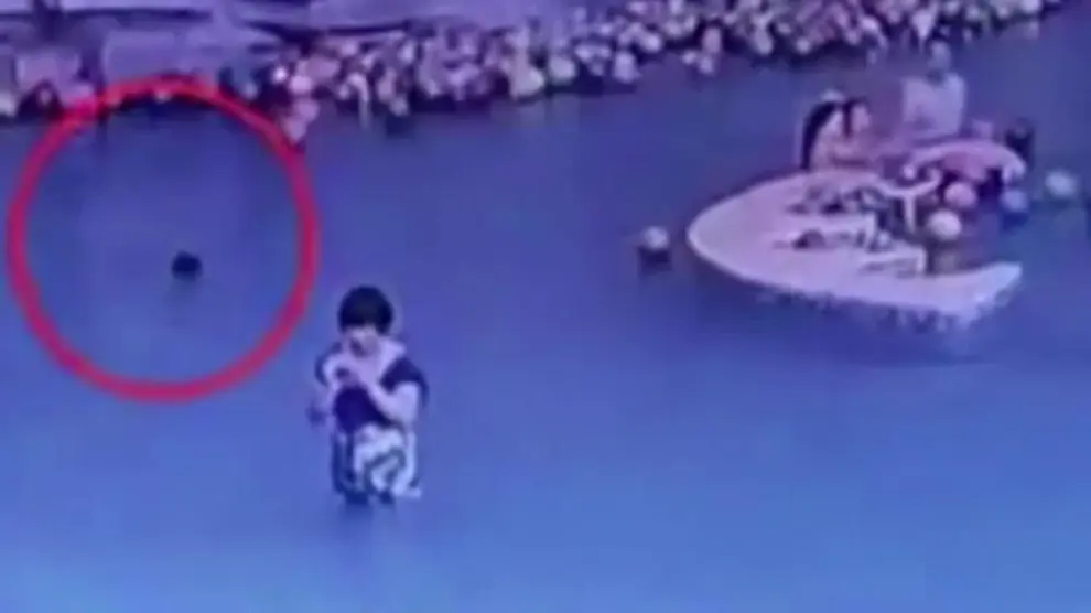 Un niño muere ahogado en China mientras su madre mira el móvil