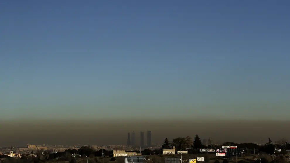 Vista de las Cuatro Torres con la boina de contaminación que se extendía sobre Madrid a finales de diciembre