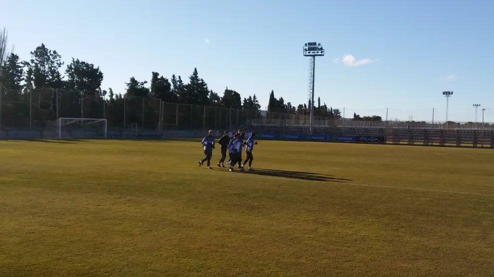 El reducido grupo de siete futbolistas que ha iniciado sobre el césped el entrenamiento pos partido de este lunes en la Ciudad Deportiva del Real Zaragoza.