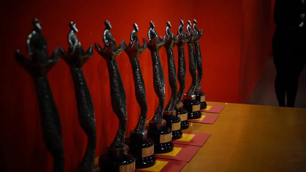 Diversas estatuillas de los Premios Simón.