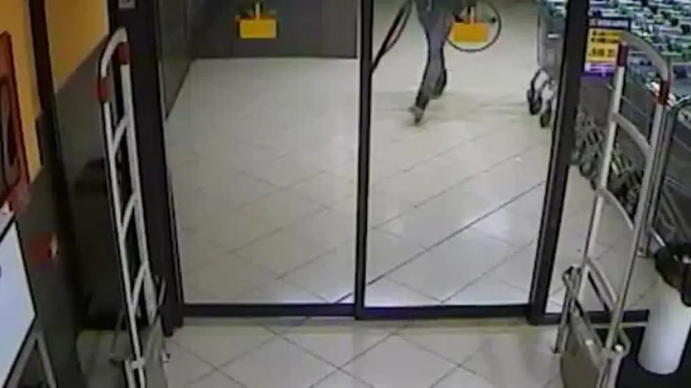 Un hombre provoca el pánico con una escopeta de caza en un supermercado