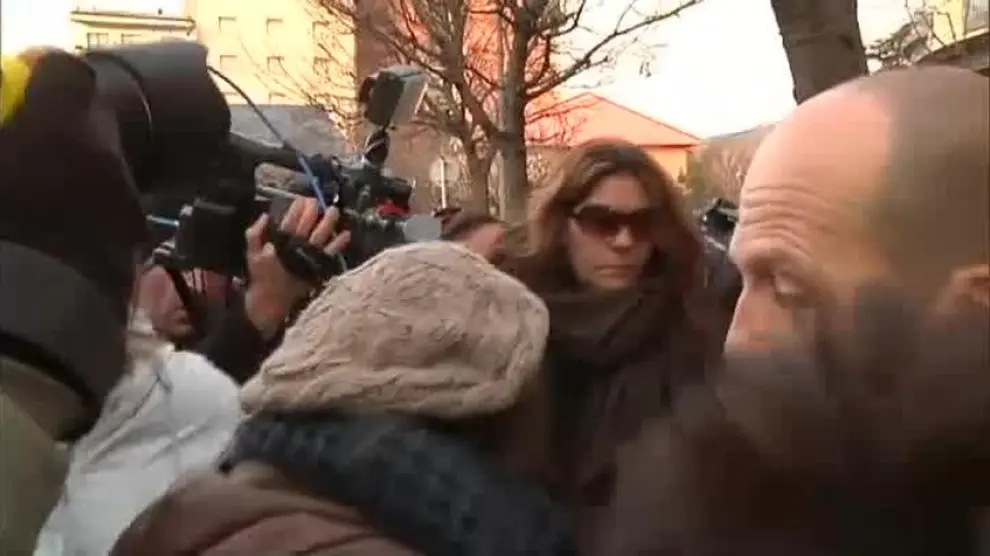La madre de Nadia llega a los juzgados acompañada por su abogado