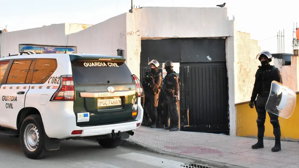 Efectivos de la Guardia Civil durante la operación que ha acabado con dos detenidos en Ceuta por su supuesta pertenencia a un grupo yihadista.