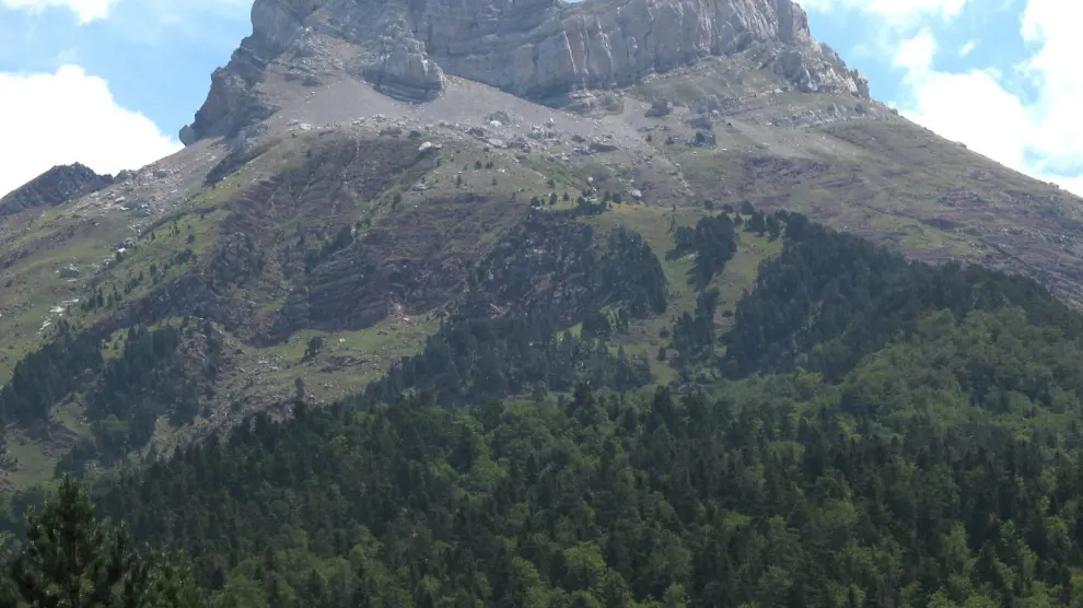 El monte Acher, situado en el valle de Hecho, da nombre a 138 niños.