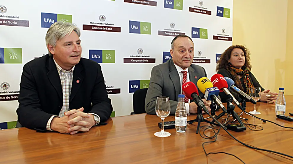 A la izquierda el nuevo vicerrector, Joaquín García-Medall, junto al rector de la Universidad de Valladolid, Daniel Miguel